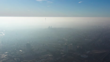 Nebelverschmutzung-über-Paris,-Treibhausgas,-Eiffelturm-Und-Montparnasse,-Frankreich